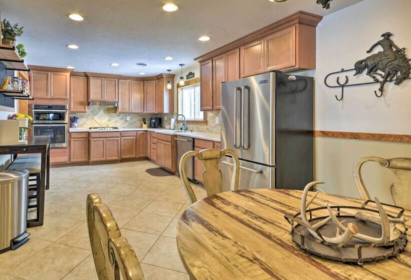 Private Powell Ranch Cabin W/ Mountain Views!