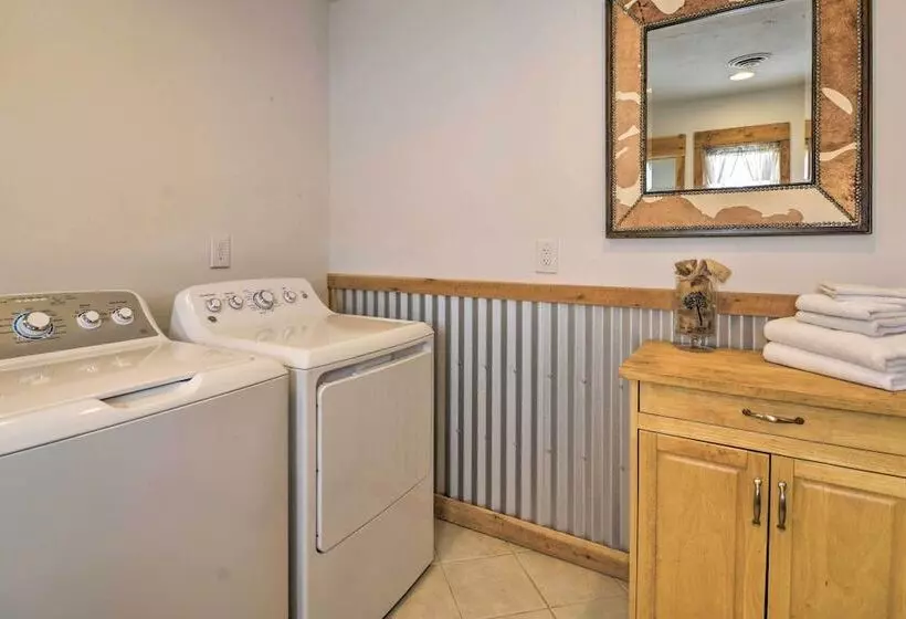 Private Powell Ranch Cabin W/ Mountain Views!