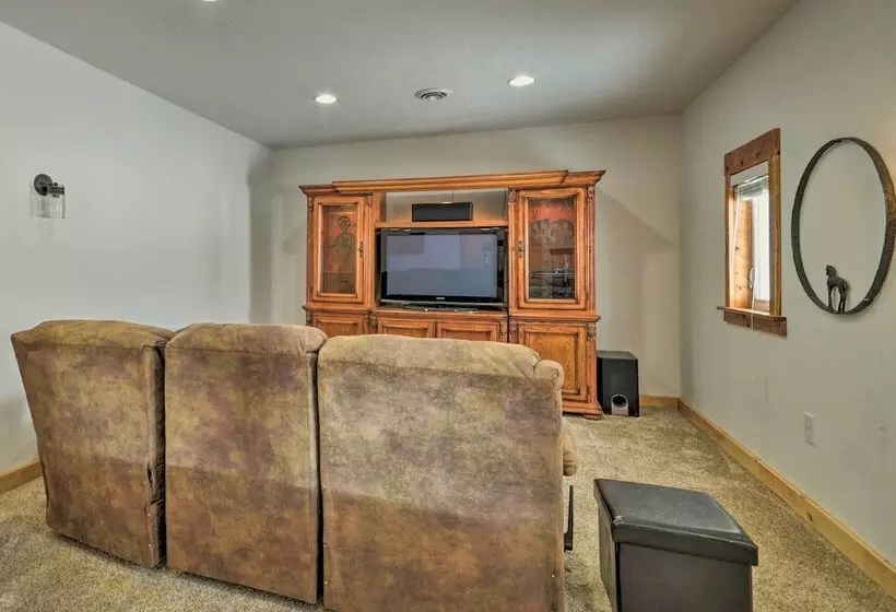 Private Powell Ranch Cabin W/ Mountain Views!