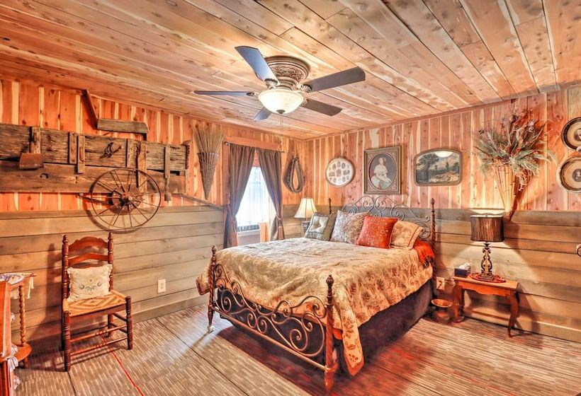 Quiet, Historic Manor: Located In Ghost Town!