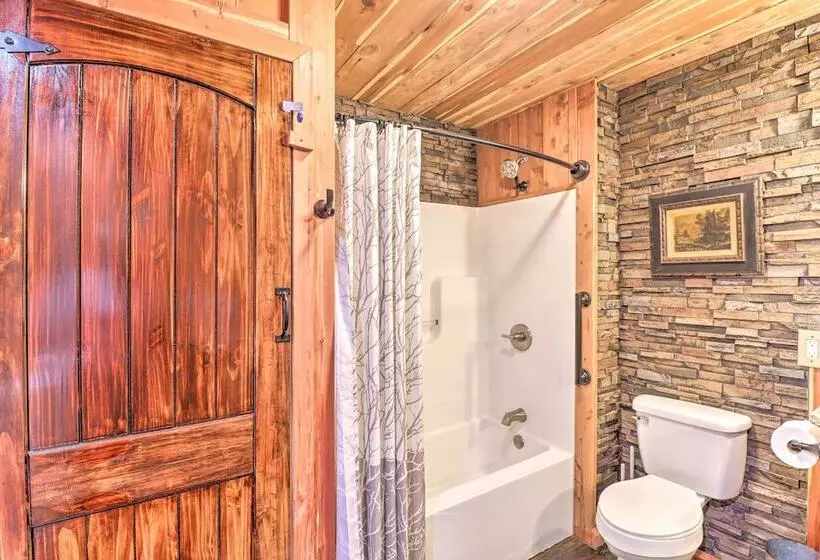 Quiet, Historic Manor: Located In Ghost Town!