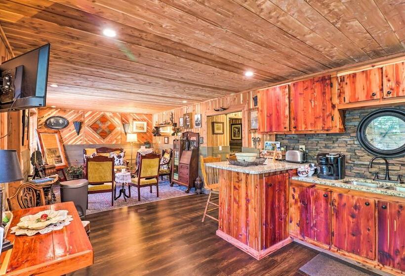 Quiet, Historic Manor: Located In Ghost Town!