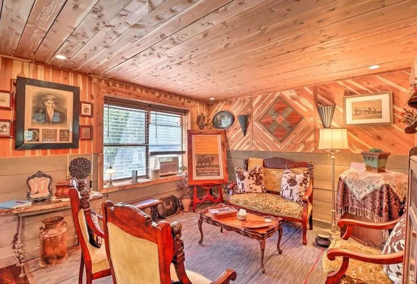 Quiet, Historic Manor: Located In Ghost Town!