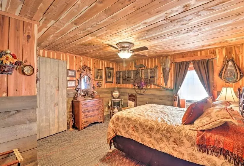 Quiet, Historic Manor: Located In Ghost Town!