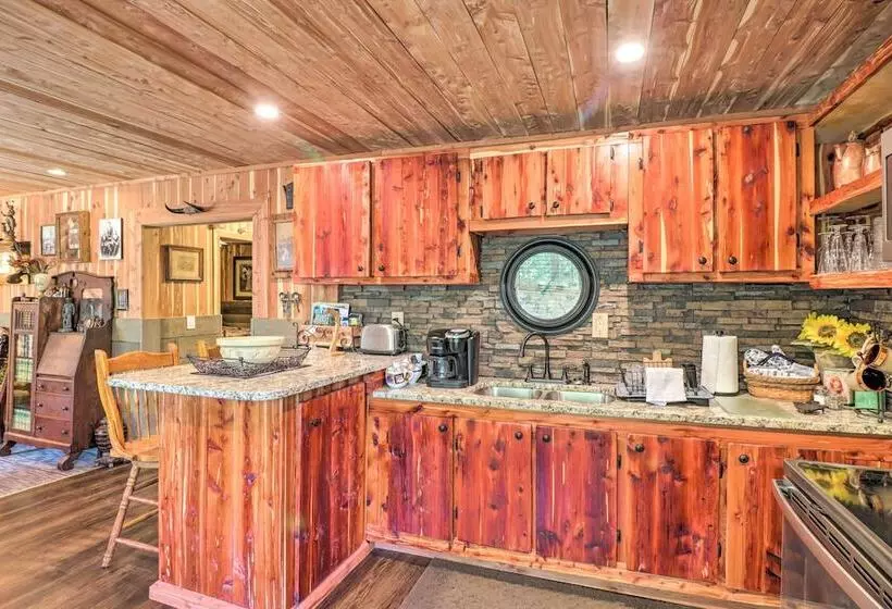 Quiet, Historic Manor: Located In Ghost Town!