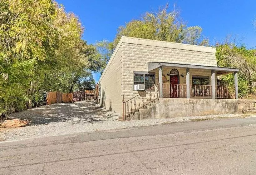 Quiet, Historic Manor: Located In Ghost Town!