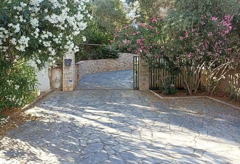 レジデンス Beautiful 2 Bed House In Saronida