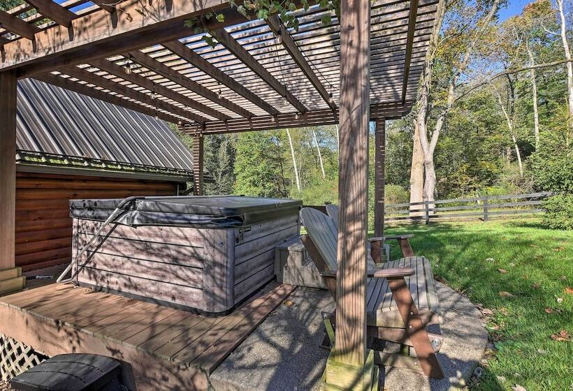 Rustic Dundee Log Cabin W/ Hot Tub & Forest Views!