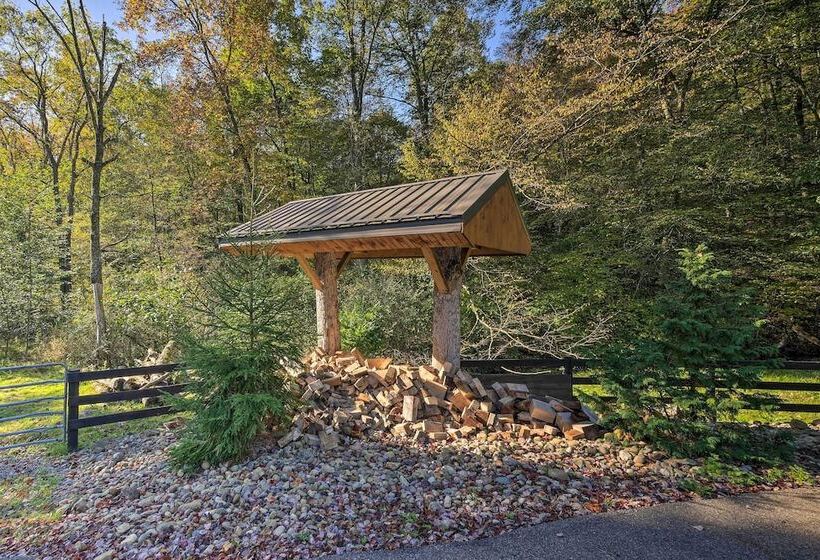 Rustic Dundee Log Cabin W/ Hot Tub & Forest Views!