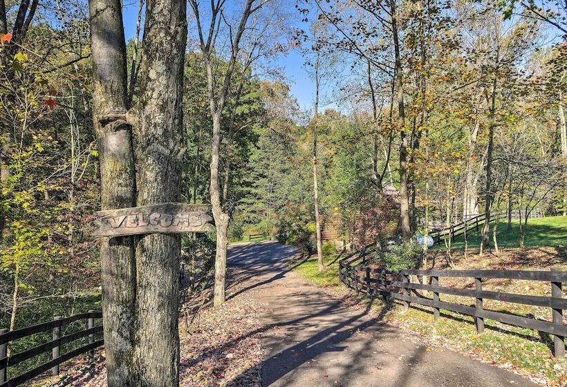 Rustic Dundee Log Cabin W/ Hot Tub & Forest Views!