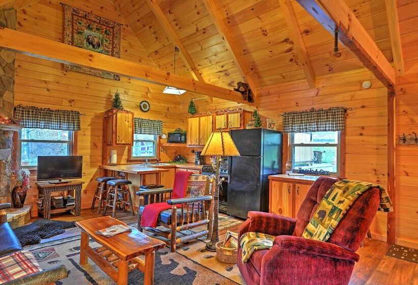 Rustic Dundee Log Cabin W/ Hot Tub & Forest Views!