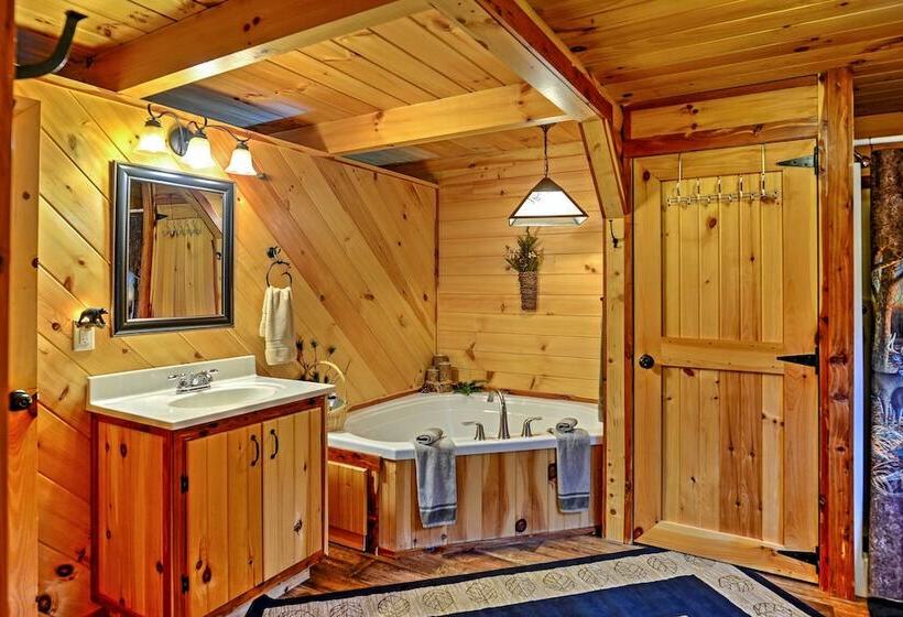 Rustic Dundee Log Cabin W/ Hot Tub & Forest Views!