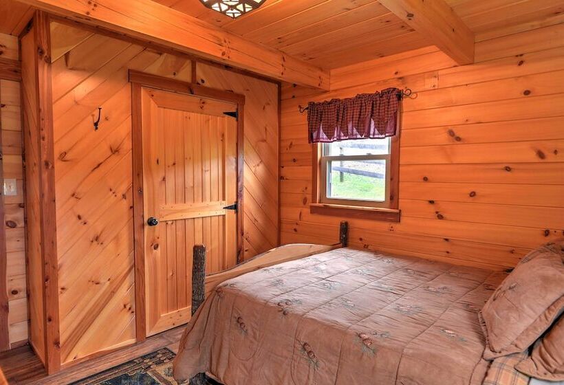 Rustic Dundee Log Cabin W/ Hot Tub & Forest Views!