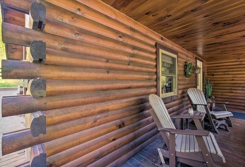 Rustic Dundee Log Cabin W/ Hot Tub & Forest Views!