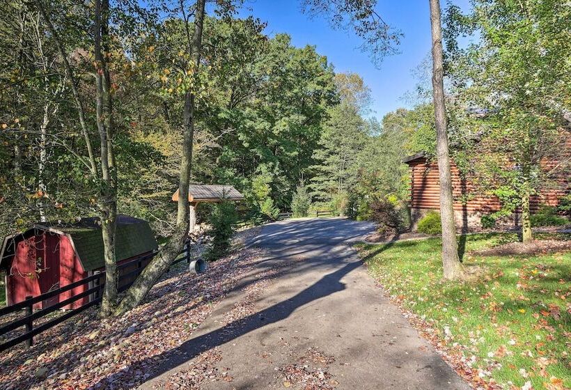 Rustic Dundee Log Cabin W/ Hot Tub & Forest Views!