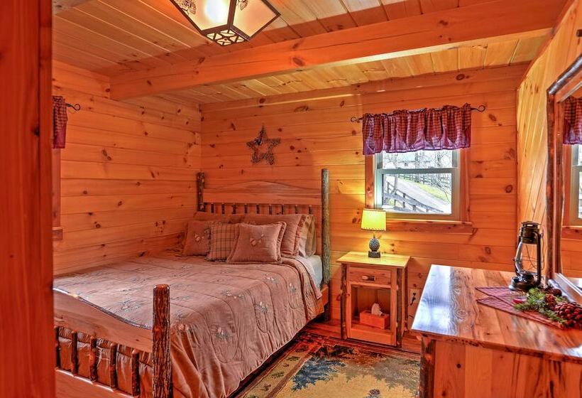 Rustic Dundee Log Cabin W/ Hot Tub & Forest Views!