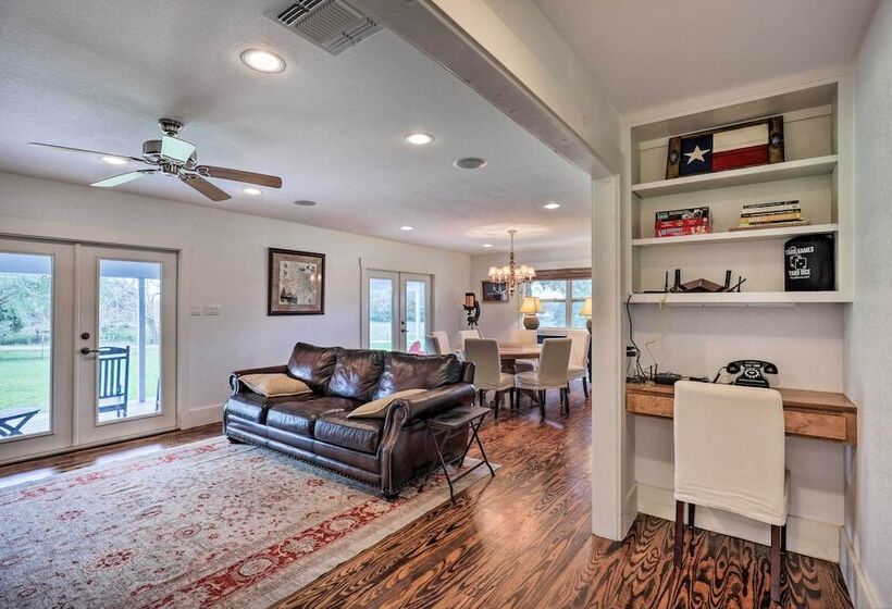 Secluded Texas Farmhouse: 12 Mi To La Grange!