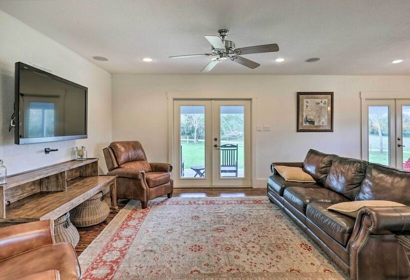 Secluded Texas Farmhouse: 12 Mi To La Grange!