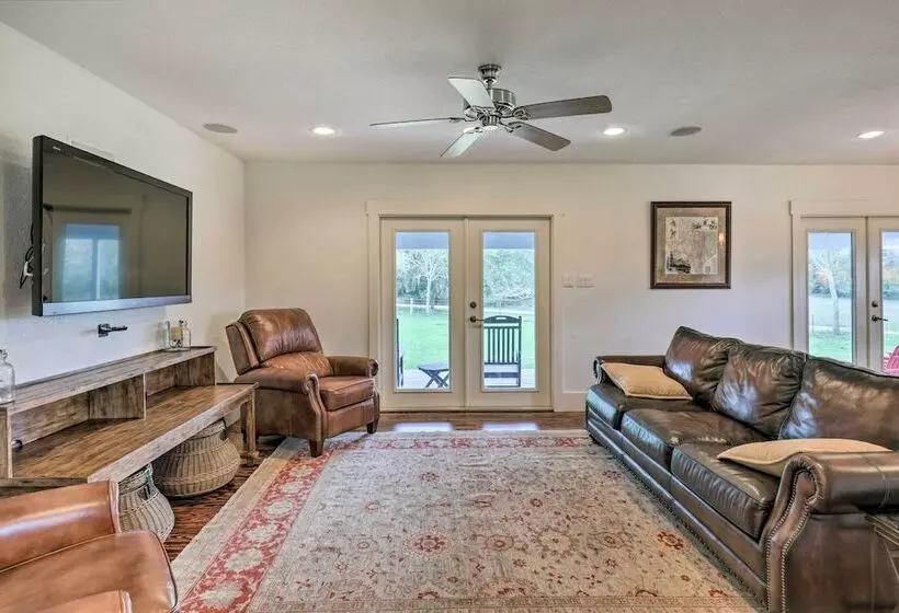 Secluded Texas Farmhouse: 12 Mi To La Grange!
