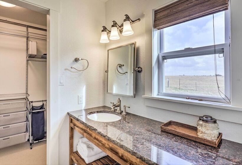 Secluded Texas Farmhouse: 12 Mi To La Grange!