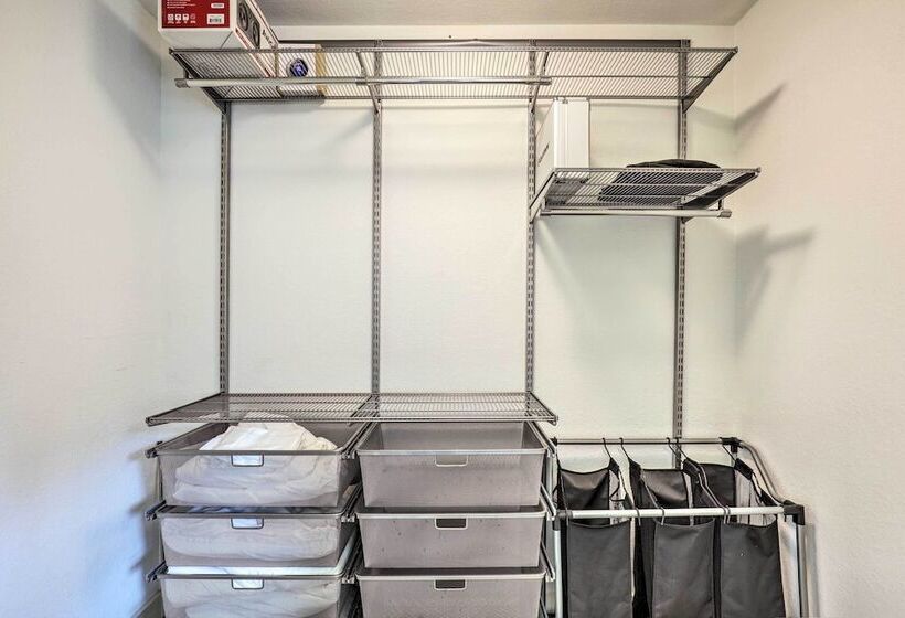 Secluded Texas Farmhouse: 12 Mi To La Grange!