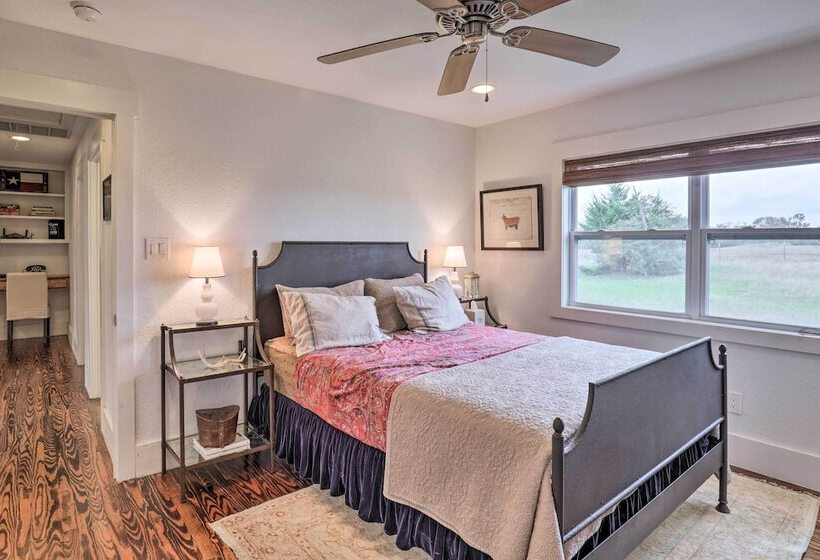Secluded Texas Farmhouse: 12 Mi To La Grange!