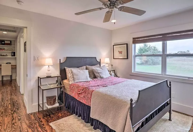 Secluded Texas Farmhouse: 12 Mi To La Grange!