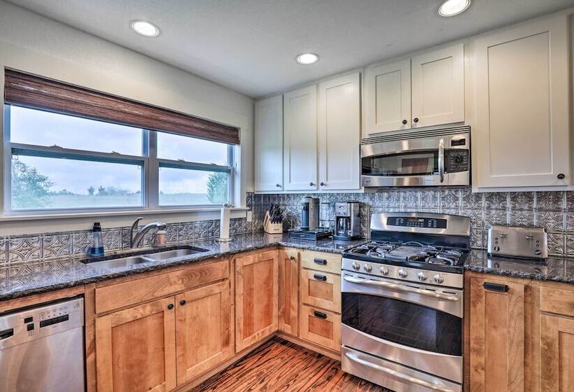 Secluded Texas Farmhouse: 12 Mi To La Grange!