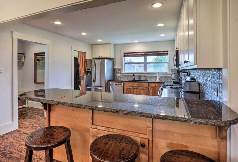 Secluded Texas Farmhouse: 12 Mi To La Grange!