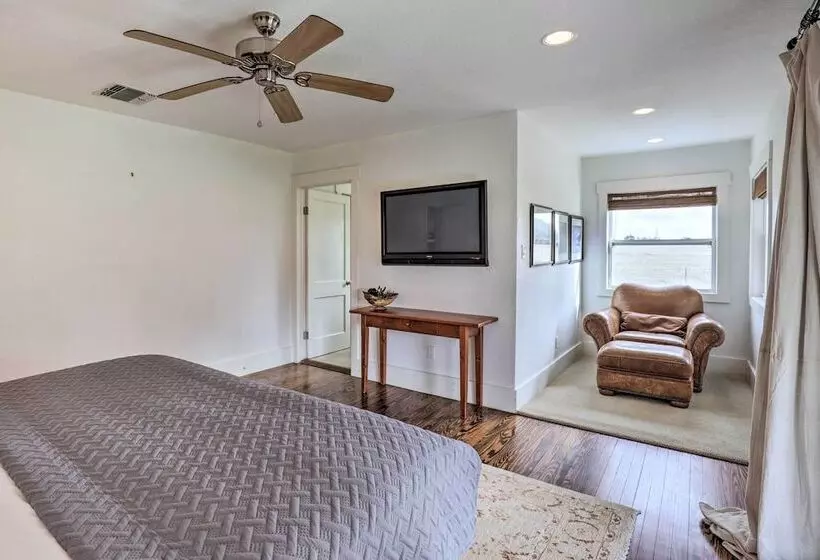 Secluded Texas Farmhouse: 12 Mi To La Grange!