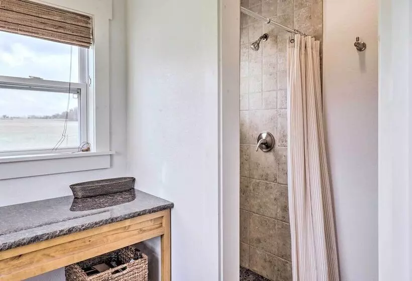 Secluded Texas Farmhouse: 12 Mi To La Grange!
