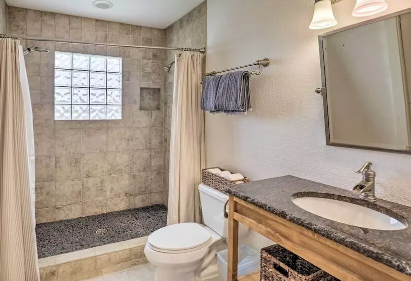 Secluded Texas Farmhouse: 12 Mi To La Grange!
