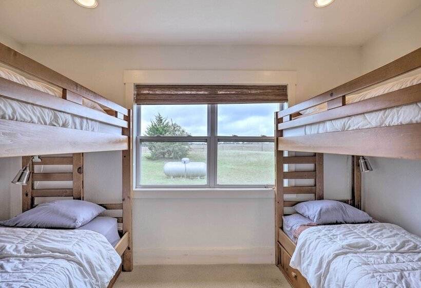 Secluded Texas Farmhouse: 12 Mi To La Grange!