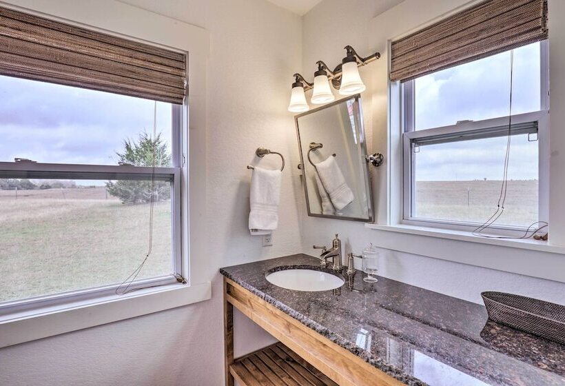 Secluded Texas Farmhouse: 12 Mi To La Grange!