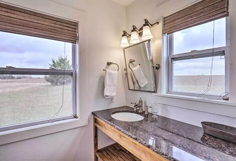 Secluded Texas Farmhouse: 12 Mi To La Grange!