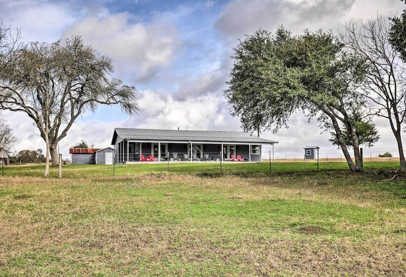 Secluded Texas Farmhouse: 12 Mi To La Grange!
