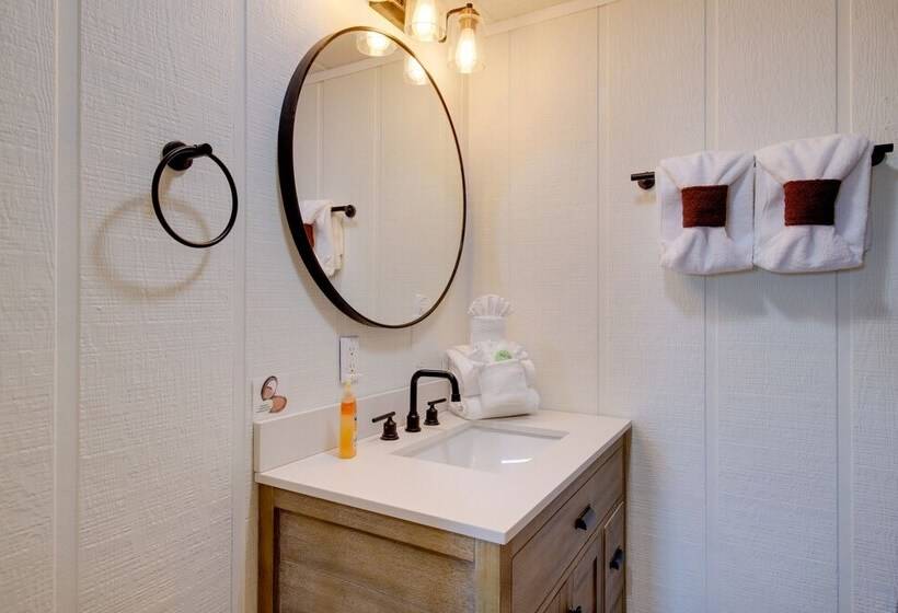 Smoky Mountains Cabin W/ Lake Access & Game Room!