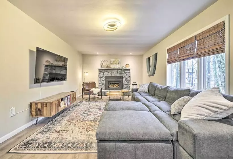 Hot Tub, Game Room & Fire Pit: Poconos Retreat