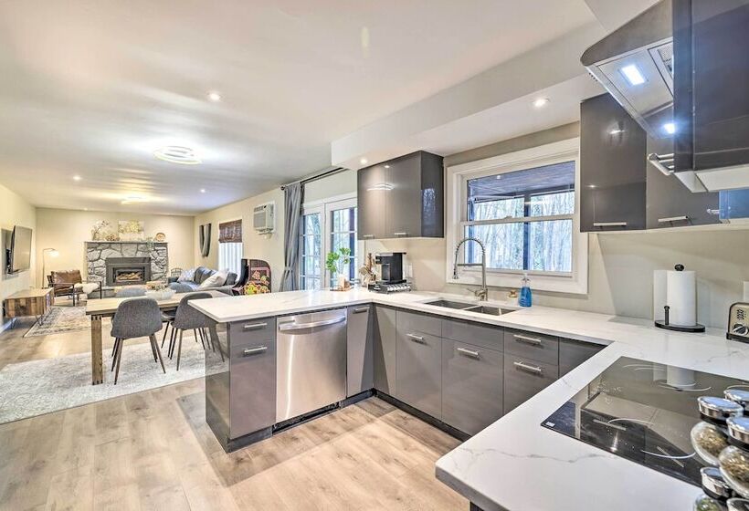 Hot Tub, Game Room & Fire Pit: Poconos Retreat