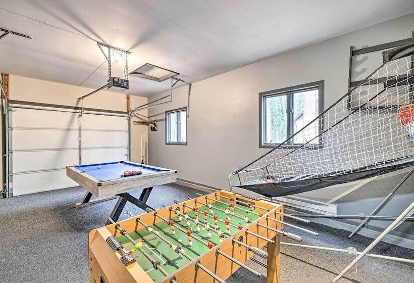 Hot Tub, Game Room & Fire Pit: Poconos Retreat