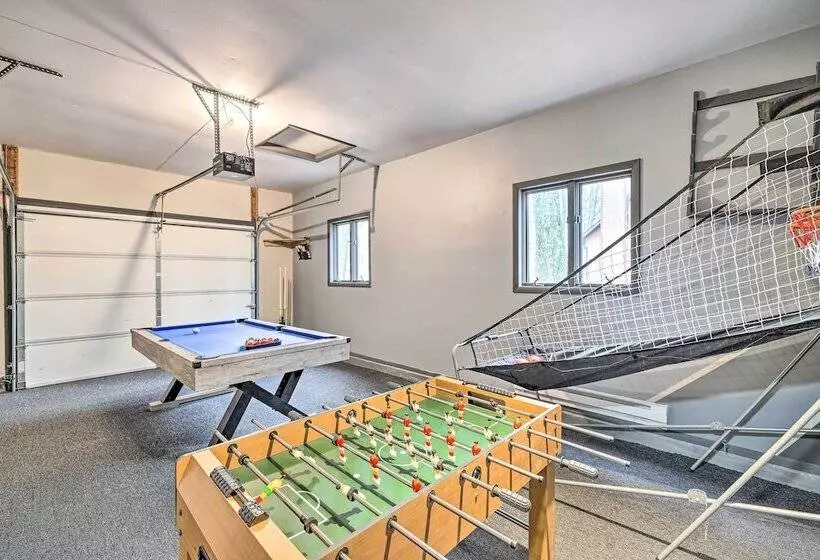 Hot Tub, Game Room & Fire Pit: Poconos Retreat