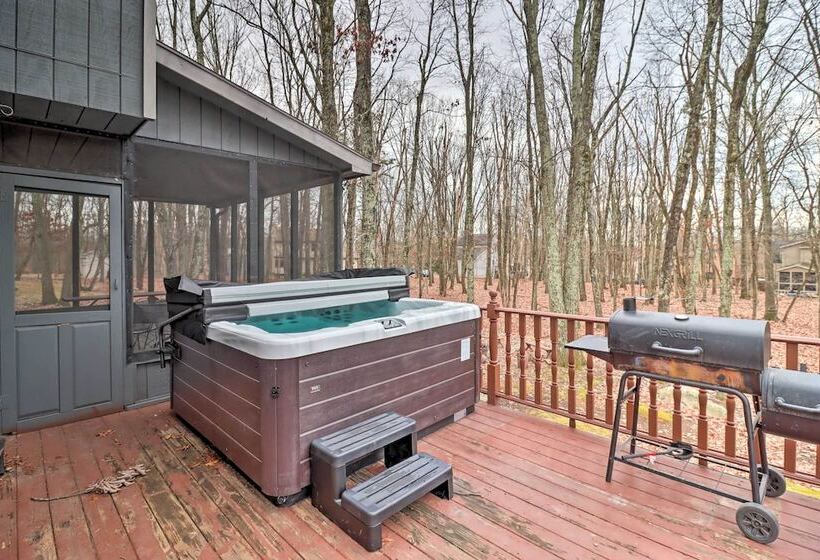 Hot Tub, Game Room & Fire Pit: Poconos Retreat
