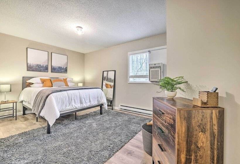 Hot Tub, Game Room & Fire Pit: Poconos Retreat