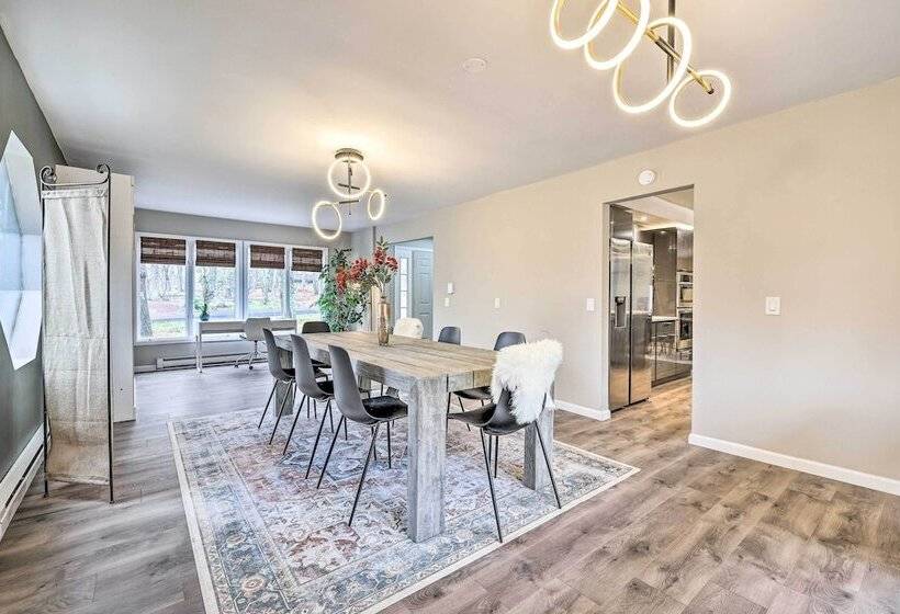 Hot Tub, Game Room & Fire Pit: Poconos Retreat