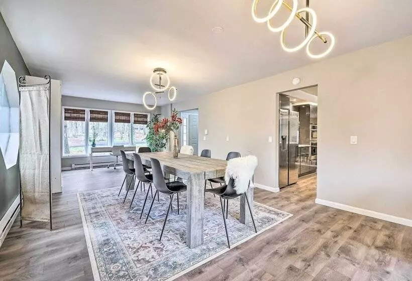 Hot Tub, Game Room & Fire Pit: Poconos Retreat