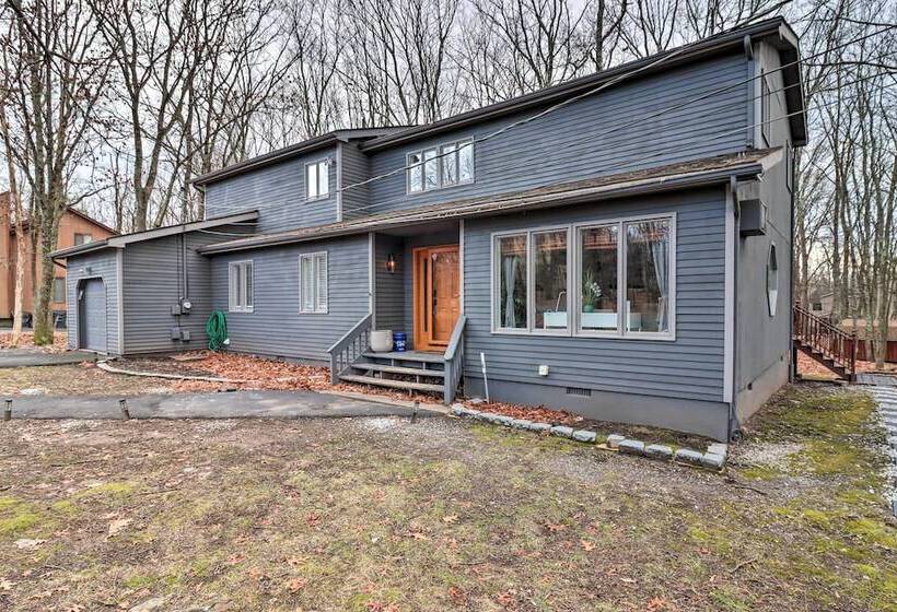 Hot Tub, Game Room & Fire Pit: Poconos Retreat