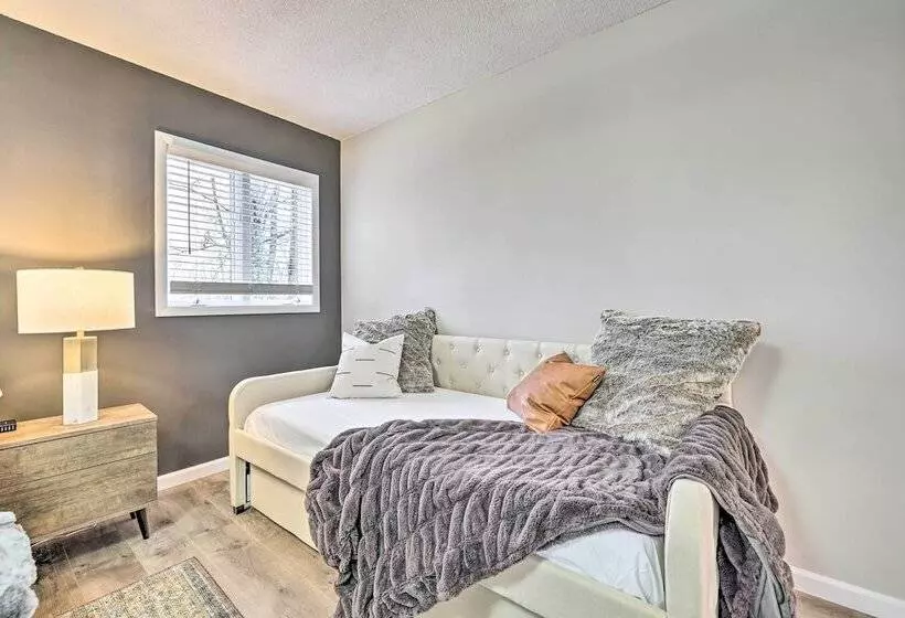 Hot Tub, Game Room & Fire Pit: Poconos Retreat