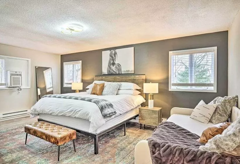 Hot Tub, Game Room & Fire Pit: Poconos Retreat