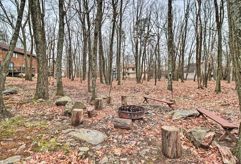 Hot Tub, Game Room & Fire Pit: Poconos Retreat