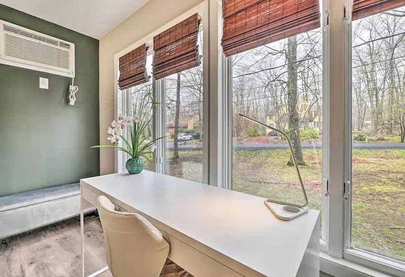 Hot Tub, Game Room & Fire Pit: Poconos Retreat